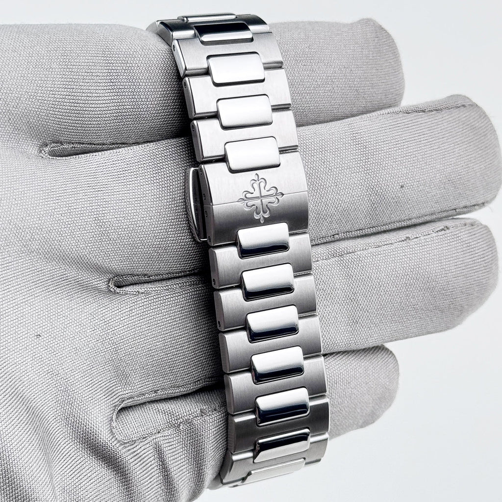 Patek Philippe Nautilus 7118/1A-010 Stainless Steel Silvery Opaline Dial (2022)